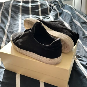 Axel arigato skor - Använd ett fåtal gånger skick 7,5/10 Ny köpta på Axel arigato för 2600 mitt pris 1000. Box och dustbag fås med. Storlek 47