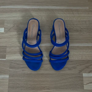 Blå sandaletter - Superfina blå sandaletter i storlek 36. Använda fåtal gånger. 