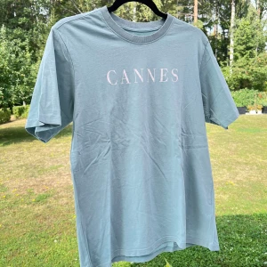 Turkos t-shirt med tryck - En turkos t-shirt med tryck från Lager157. T-shirten är i storlek S och är oversized på mig som normalt har S i toppar. Endast använd ett fåtal gånger 🥰  Längd: 64 cm Axel: 41 cm