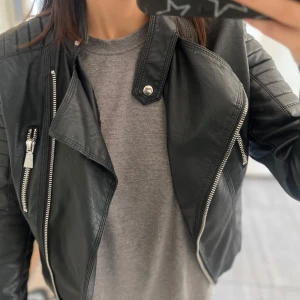 Chiquelle skinnjacka  - Säljer min Chiquelle skinnjacka som gick viral för några år sedan. Köpt för längesen därav priset men är vi väldigt bra skick ändå! Storlek XS🫶🏽🩷