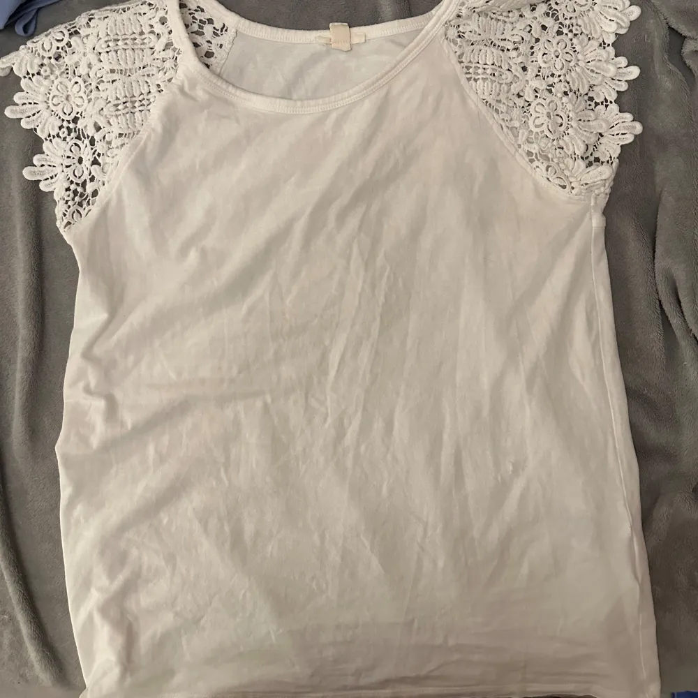 Säljer en superfin lite unik t-shirt med spets. Toppen är i bomull och känns väldigt bekväm att ha på sig. Passar perfekt till jeans eller shorts! Skriv vid frågor!💗. Toppar.