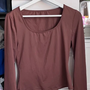 långärmad topp - Säljer en stilren vit långärmad topp med en djup v-ringning. Perfekt för både vardag och fest. Toppen är i ett mjukt och stretchigt material som ger en bekväm passform. (Hitta inte färgen på tröjan så fick ta en vit likadan tröja) 