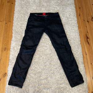 Ass snygga hugo boss jeans. Skick 9/10 dem perfekta för vintern. Äkta. Dem ser svarta ut men är gjäte mörk blåa. Passar perfekt om man är 168