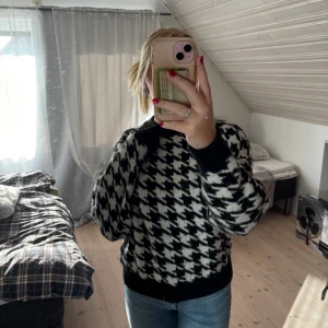 Stickad tröja - Mönstrad stickad tröja från HM💕 Använd en del men säljs pga att den inte används mer. Storlek S men är lite mer som M