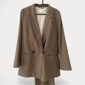 H&m set - Kostym från H&M.  Storlek: 40 Material: Polyester, Viskos Helt ny, men utan prislapp.  Kommentar från säljaren: S i kavaj men stor 40 i byxan