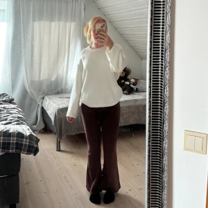 Bruna mjukisbyxor  - Bruna mjukis från Hollister💕 Sitter bra och jättesköna! Säljer pga lite korta i benen. Inte använda, prislapp sitter kvar💞