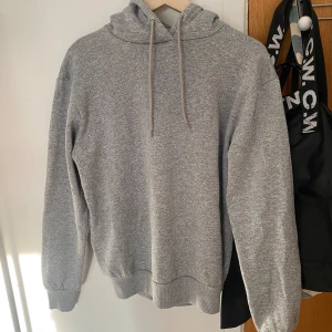 Mysig grå hoodie - Superskön lite oversized hoodie! Köpt på Åhléns, perfekt till vintern. Köp gärn i samband med annat plagg till samma pris på min sida och betala endast frakt för en av dem✨