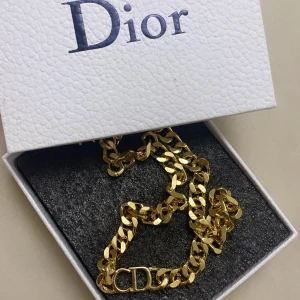CD halsband/dior halsband - Nytt i förpackning ff/ej äkta. Guldfärgat. 