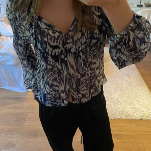 Zara blus - Super söta leo blus från zara, använd en gång❣️
