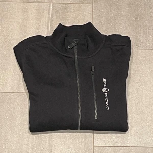 Zip hoodie från Sail Racing - Nästan aldrig använd. Den är i mycket bra skick och är som helt ny. Nypris 899kr
