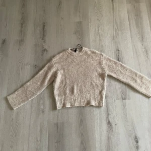 Beige Fluffig Stickad Tröja  - Använd 1 gång, väldigt mysig att ha på sig 