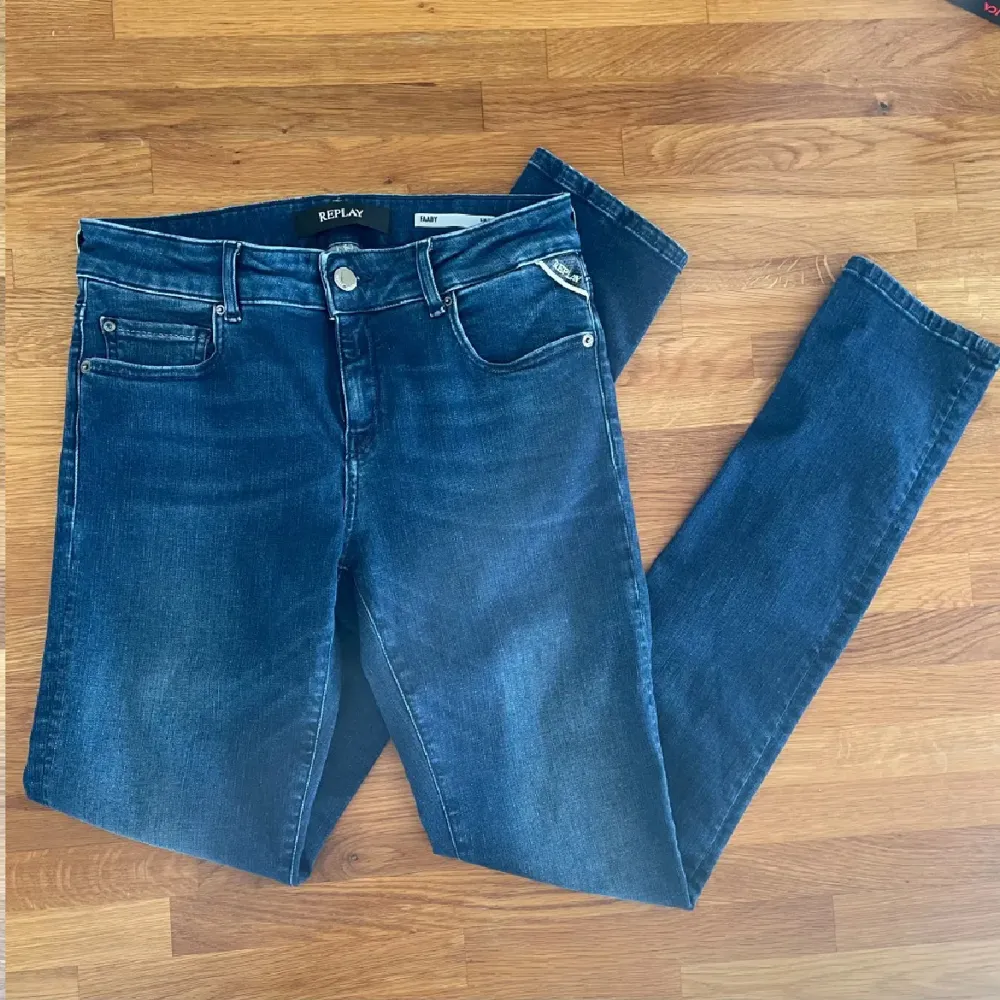  Ett par snygga blå jeans från Replay i modellen Faaby. De har en slim fit passform. Jeansen har inga märken på användning. Och pris går att diskuteras via en snabb affär. Ny pris 1000kr. Jeans & Byxor.