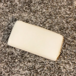 Plånbok - Bra skick, en liten fläck så säljer för bra pris!💕