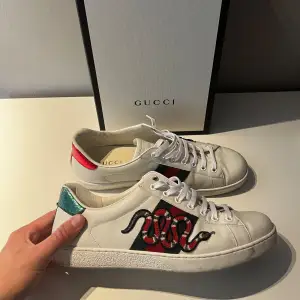 Gucci skor Size: 8 1/2 ~ 42-42,5 Skick: 8/10 Pris: 2499kr Box, dustbag, kuvert och org snören medföljer  Vid frågor eller funderingar är det bara att skriva! NOT AFFILIATED WITH ANY OF THE BRANDS