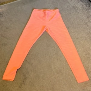 Rosa träningstights Röhnisch  - Rosa träningstights från Röhnisch, aldrig använda men har inte prislappen kvar🫶🏼