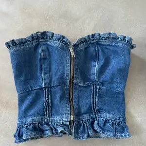 Säljer denna så snygga jeans topp. Köpt secondhand💕