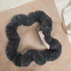 Nytt hårband heatless curls - Säljer ett helt nytt hårband som används för att göra heatless curls. Mjukt och skönt material som sitter lagom hårt. Spraya med saltvattenspray innan du sover och rulla runt håret kring bandet.