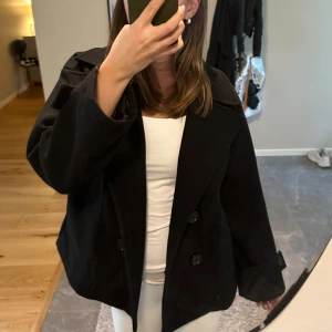 Svart kappa 🩷 - Säljer min svarta kappa från Design by si 🩷 använd 3-4 gånger så är som ny 🩷 perfekt nu i höst!