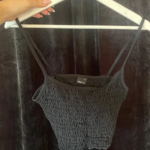 Svart linne - Svart linne från Gina Tricot. Storlek M. Kan lösa fler bilder om det behövs 🫶
