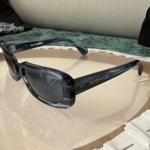Polar Skate co x Sun Buddies sunglasses - toppenkvalitet, nyskick och en skön blå färg på linserna. nypris 1300:- använda 1 gång 