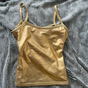 Guld top - Snygg tajt guldig top 