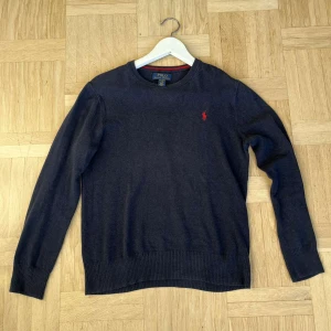 Ralph Lauren tröja - Säljer denna Ralph Lauren tröja till ett bra pris i S/XS. Skick 9/10. Knappt använd och säljer pga för liten för mig. Pris kan diskuteras!