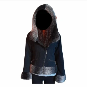 Svart jacka med grå pälsdetaljer - Säljer en snygg svart pälsjacka från 2007 som är min mammas, säljer pågrund av att den inte kommit till användning sen dess. Priset kan diskuteras💕. Perfekt nu för hösten🍁