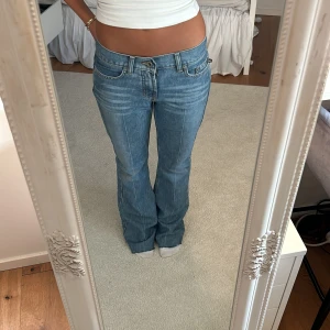 Lågmidjade jeans  - Så snygga lågmidjade jeans!! Måttet rakt över midjan är 36 cm och innerbenlängden 80 cm