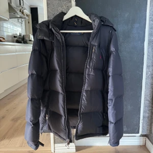 Ralph lauren Jacka - Säljer min marinblåa Ralph lauren jacka som är i bra skick.