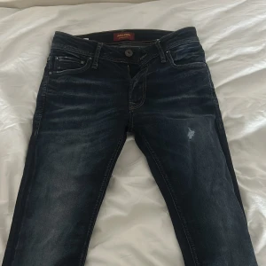 Jack n jones jeans - Säljer nu mina jack and jones jeans. Dom sitter slim och har snygga slitningar. Nypris ca 1500. Kom med prisförslag 