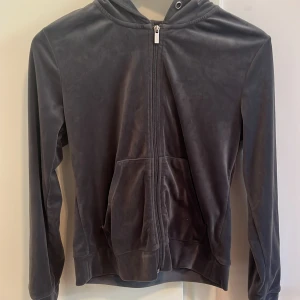 En zip hoodie - En jätte fin mjuk zip hoodie från Gina Tricot. Är i jätte bra skick och använt få tal gånger.