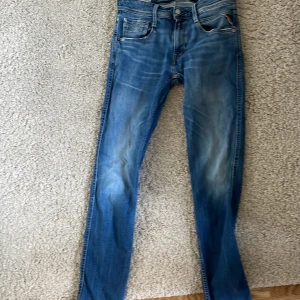 Replay anbass jeans - Replay anbass jeans i bra skick. Nytt pris:1500kr, mitt pris: 500kr. Storleken är W28 L30. Skicket är bra, jeansen är aningen urtvättade vilket man kan se där bak på flärpen, annars är dem riktigt fräscha. Dm för frågor eller funderingar☺️.