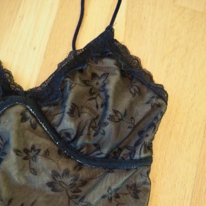 Söt croptop med mönster - Crop top med mönstrat meshtyg✨