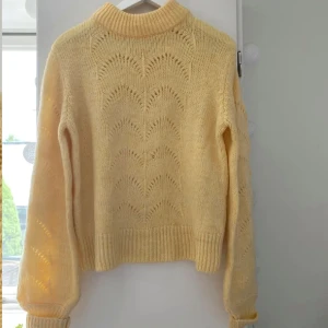 Stickad tröja - Jättefin stickad tröja 💛🌼🐝