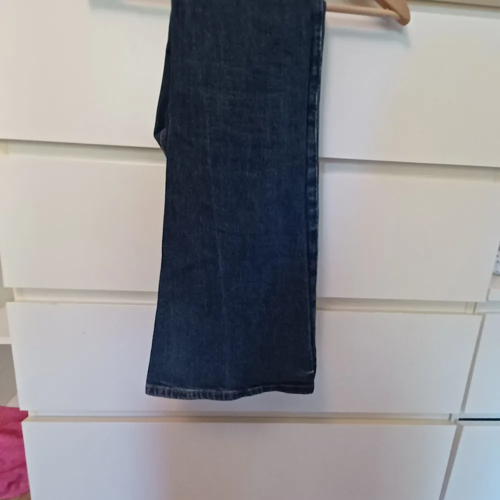 Monki jeans i storlek 24 bra skick inga hål elr nåt. Säljer eftersom att dom har blivit för små. Orginal pris 499. Hör av er vid funderingar💞Skriv om ni vill ha bättre bilder eftersom bilderna var inte så jätte bra!💝. Jeans & Byxor.