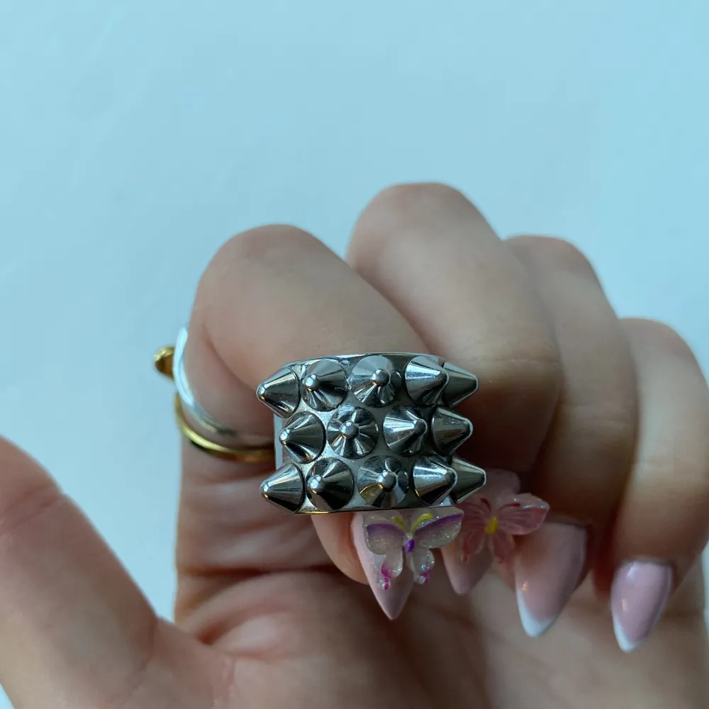 sparsamt använd ring i silver från Edblad, minns tyvärr inte storlek💓inga defekter. Accessoarer.