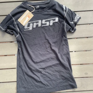Gasp PRO Logo Tee - Gasp PRO Logo Tee storlek S, ny med prislap