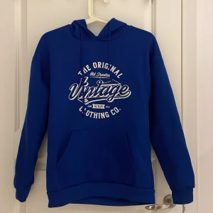 Blå hoodie - Mjuk blå hoodie. Säljer då det inte är min stil. Den är i storlek XS men skulle säga att den passar S också.
