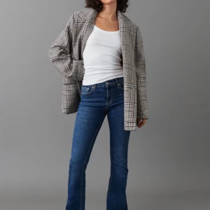 Mörkblå Jeans  - Säljer dessa low waist jeans från Gina tricot då dem inte kommer till användning. Andvända ett fåtal gånger.❤️