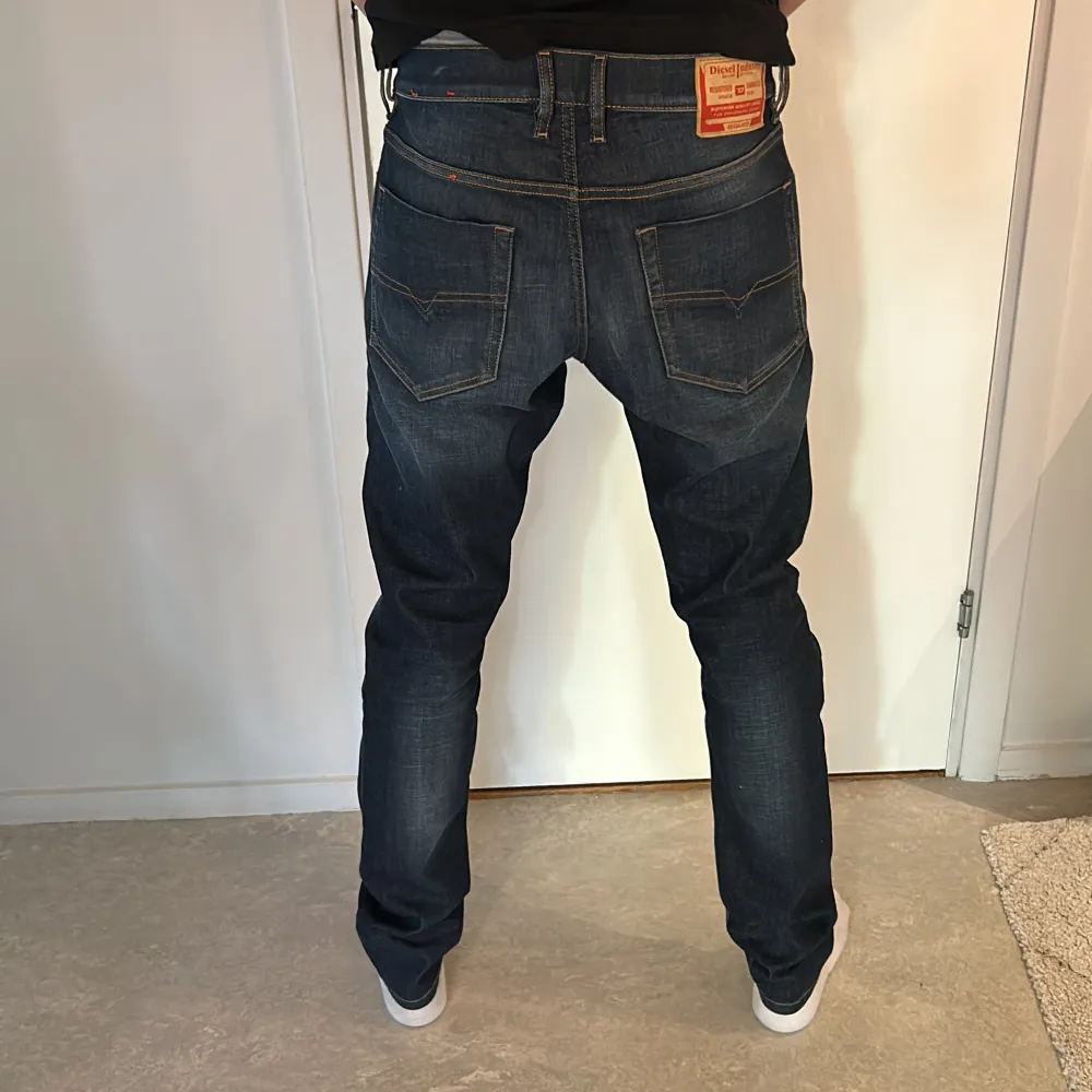 Endast testade, står ej vilken passform men skulle säga slimfit, han på bilden är 186 och väger 74-75. Jeans & Byxor.