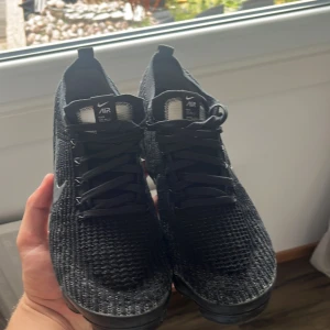 Nike vapormax svarta - 9,5 av 10 skick. Nike vapormax svarta storlek 43. Sällsynta , säljs inte mer. Använder inte då detta inte är min stil längre. Ingen box men kvitto finns från zalando.