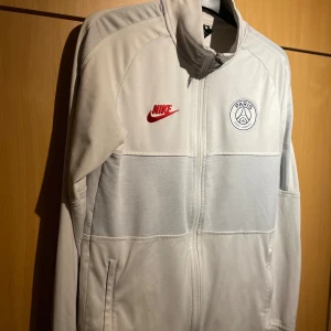 PSG Hoodie - Tja! Nu säljer jag denna sjukt snygga psg hoodie som är sprillans ny! Säljer för billigt så tveka inte!