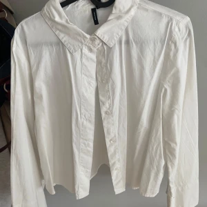 Croppad skjorta - Väldigt fin Croppad skjorta från vero moda. Använd 2 gånger   