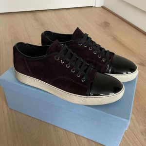 Lanvin skor - Säljer ett par lanvins som är i ett väldigt bra skick! Storlek UK 9! Box och dustbag medkommer vid köp! Hör gärna av dig om du har frågor!