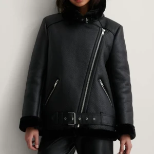 Pilotjacka i läder från Nakd  - Denna superfina läderjacka köpte jag för ett tag sen, har vart min favorit och används inte längre, säljer den för 400 🤍