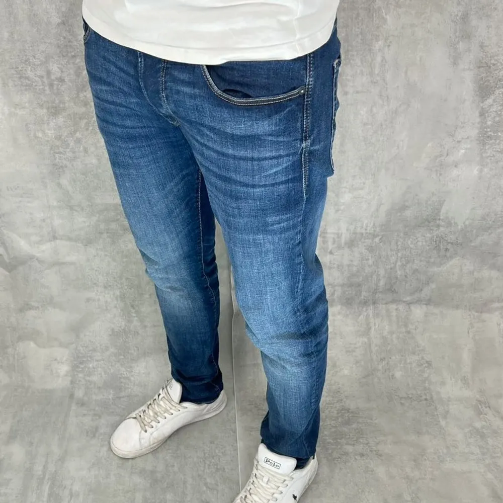 Vi säljer nu dessa jeans från Jack & Jones, de är i gott skick utan defekt. Storleken är W31/30. Modellen på bilden är ca 182cm. Skriv vid frågor och funderingar!💫. Jeans & Byxor.