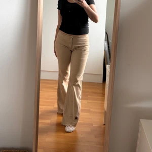 Bootcut ”ONLY” manchester byxor! - Snygga beiga manchester byxor i storlek 38! I mycket gott skick, ingen nertrampning bak på byxorna och inga fläckar!  Innerbensläng, 78cm :) Midjemått runt om,  78cm :) Som referens så är jag på bilden 165!