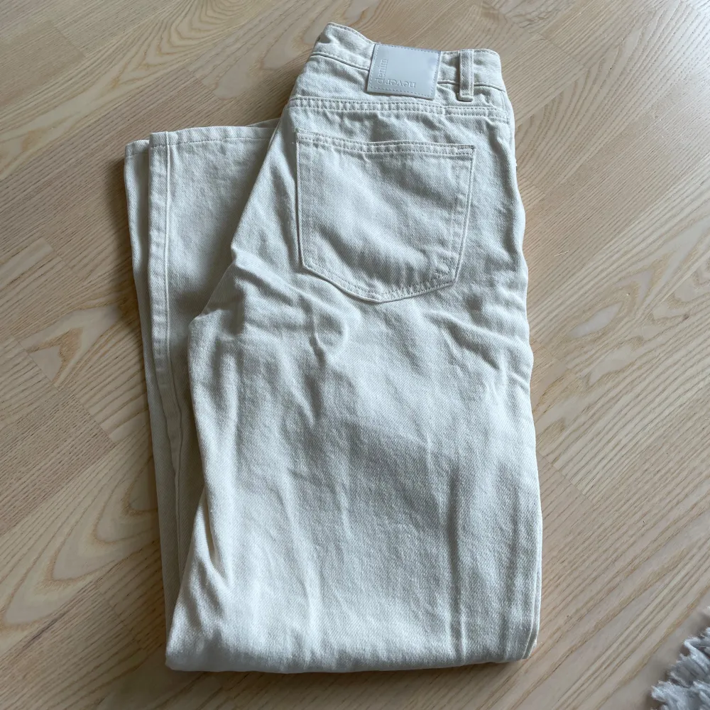 Superfina jeans i beige färg. Aldrig använda då dom tyvärr är för små för mig. W25 L32. Jeans & Byxor.