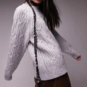 Grå stickad tröja - Grå kabelstickad tröja från asos, topshop som är perfekt nu till skolan i höst och vinter då den är mysig, tjock och varm. Den är sparsamt använd och i fint skick. Nypris 599kr