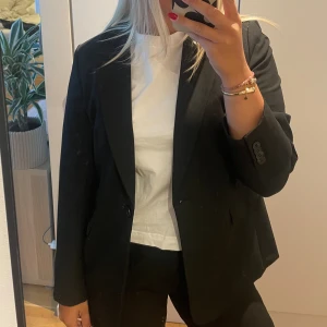 Svart kavaj - Svart lite oversized kavaj. Använd Max 3 gånger 💕